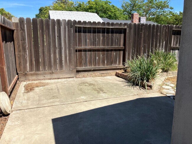 Building Photo - 1704 Ellison Dr