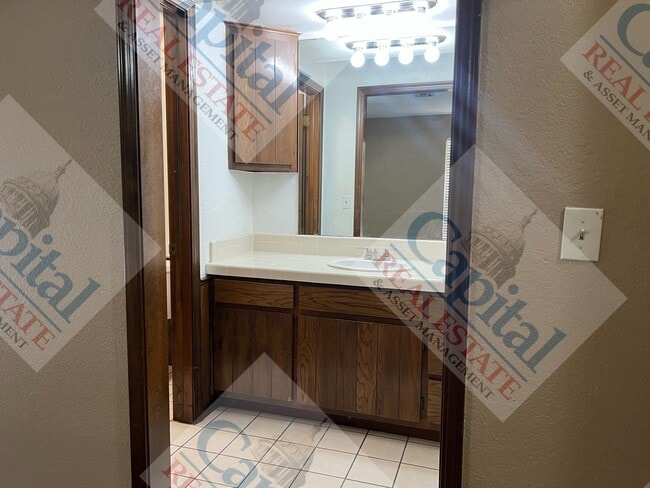 Building Photo - Spacious 4 Bedroom