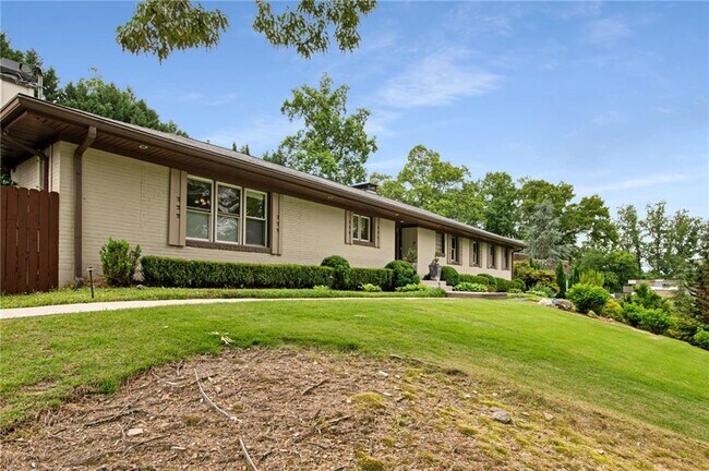Building Photo - 994 Citadel Dr NE