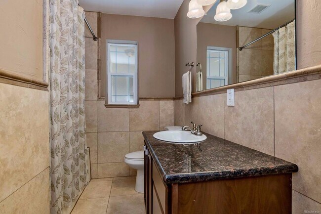 Building Photo - Gorgeous Home in Great Neighborhood! Licen...