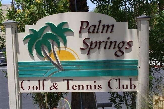 Building Photo - Centrally Located Studio Spacious Studio