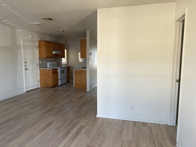 Building Photo - 902 McDaniel Cir