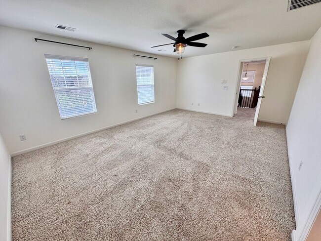 Building Photo - Large 4 bedroom home with a Fully Finished...
