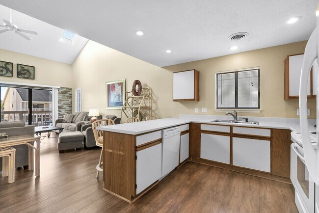 Building Photo - ***Free Utilities ** Seasonal Rental Available October 5 to Feb 1st  2026