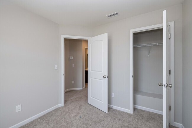 Building Photo - BEAUTIFUL 3BD/2.5BTH Townhome - MALLARD CREEK