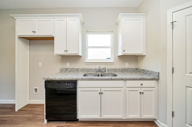 Building Photo - Newly Renovated Home in Brookwood!