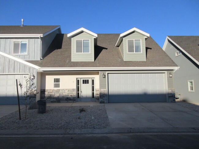 Primary Photo - 4 bedroom - 2.5 Town home - Newer Construc...