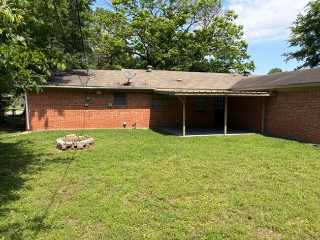 Building Photo - Move in Special ! First month 1/2 off!