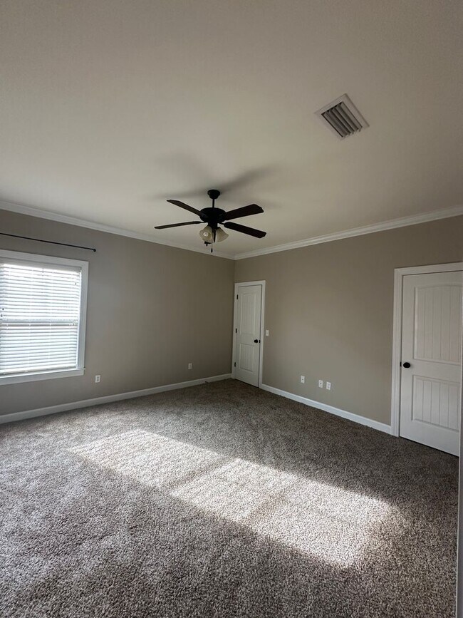 Building Photo - Shell Landing East!!! FRESH PAINT!!! NEW FLOORING!!!