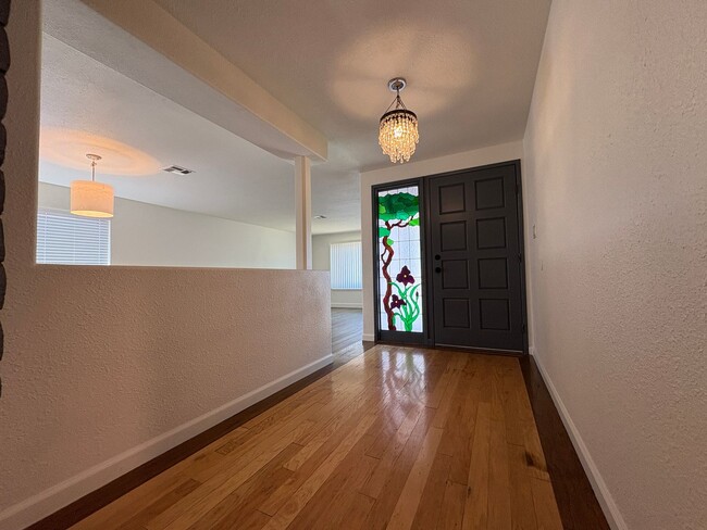 Building Photo - Beautiful 3 Bed, 2 Bath Home in a Desirabl...