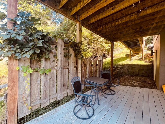 Building Photo - 567 W King St