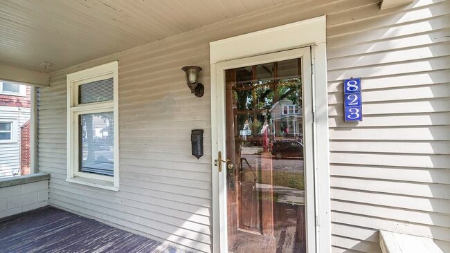 Building Photo - 823 Dewey Ave