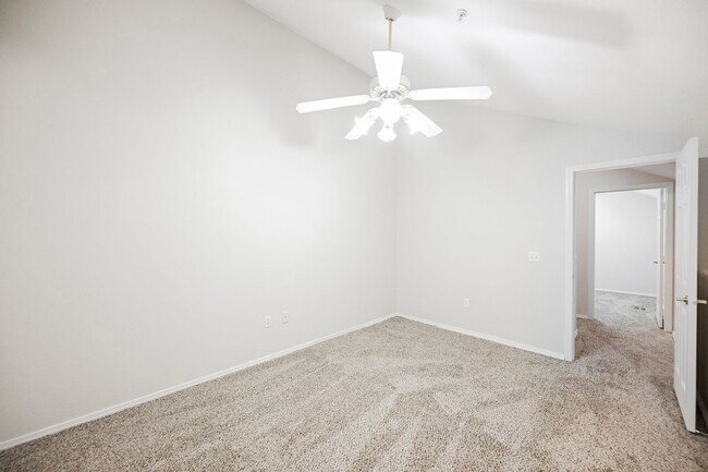 Building Photo - Gated Community townhome, with private garage