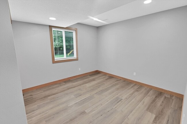 Building Photo - 3+ Bedroom Home in Quiet Neighborhood