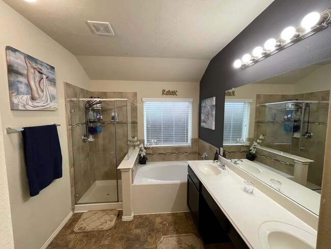 Master Bathroom - 1939 Manor Dr