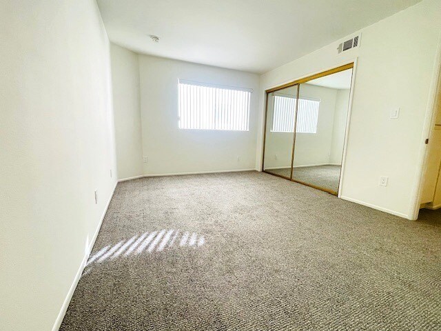 Building Photo - 112 S St Andrews Pl