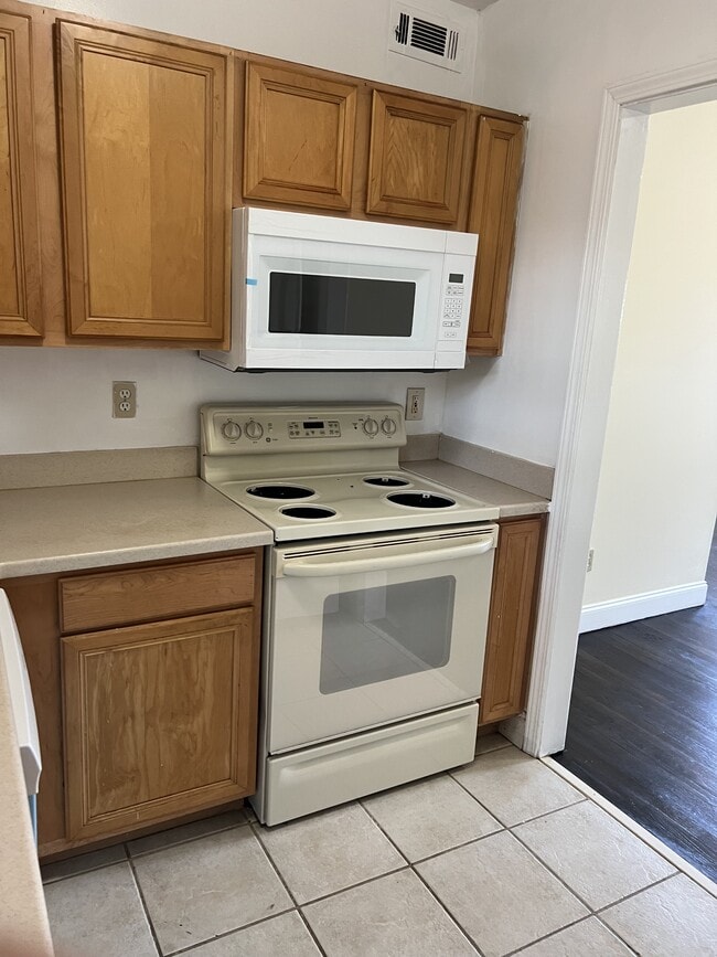 Building Photo - 2367 Cascade Rd