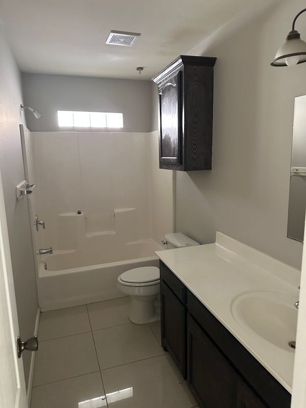 Building Photo - 720 S Logan Dr