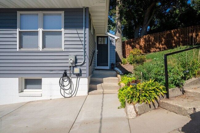 Building Photo - 525 Circle Dr