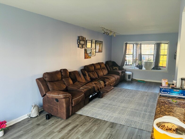 Living room - 2902 Stonehedge Rd