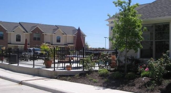 Building Photo - 2 BED 2 BATH TOWNHOME ON SHUTTLE ROUTE NEAR CAMPUS -  WITH POOL!
