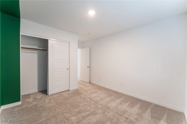 Building Photo - 6156 Foxes Dl St