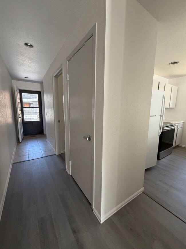 Building Photo - Two Bedroom One Bath Glenwood Springs Condo