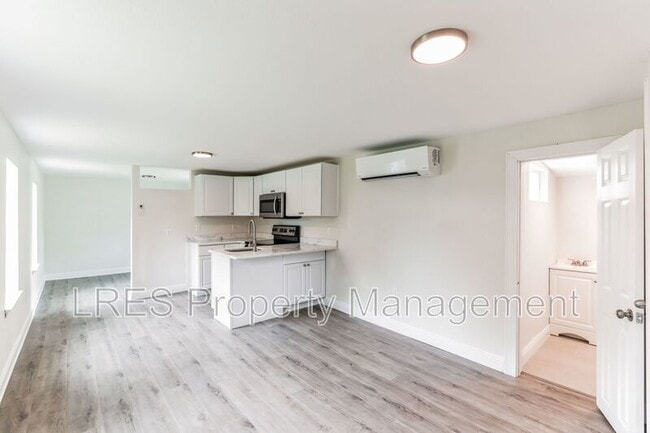 Building Photo - 710 1/2 Cypress Ave