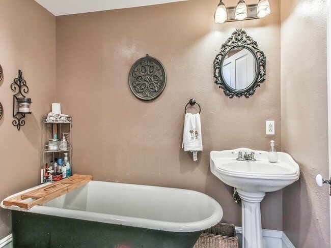 Building Photo - 509 E Luhn St