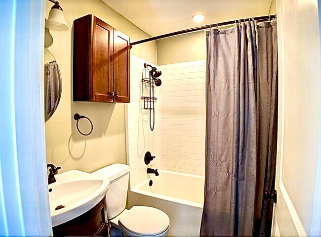 Building Photo - 8010 SE Henry St