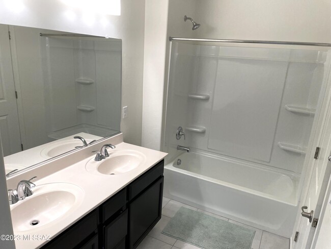 Building Photo - 1127 E Cairn St