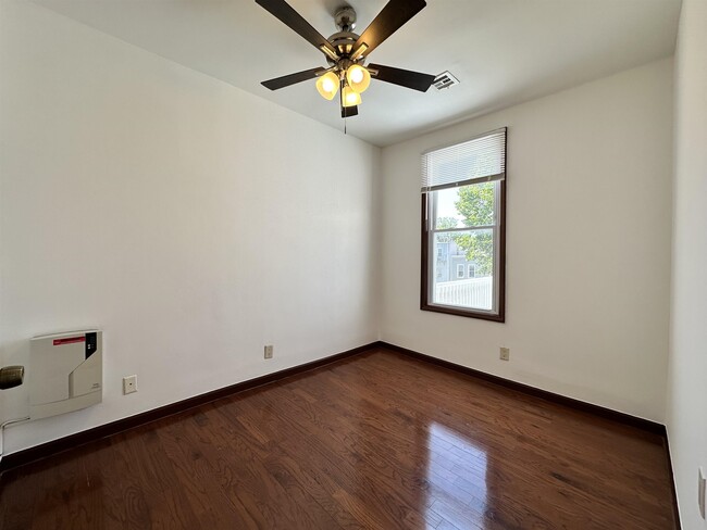 Building Photo - 125 Zabriskie St