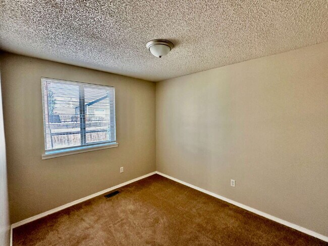 Building Photo - "Charming Home in the Cottonwood Community!"