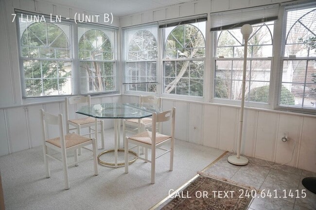 Building Photo - 7 Luna Ln