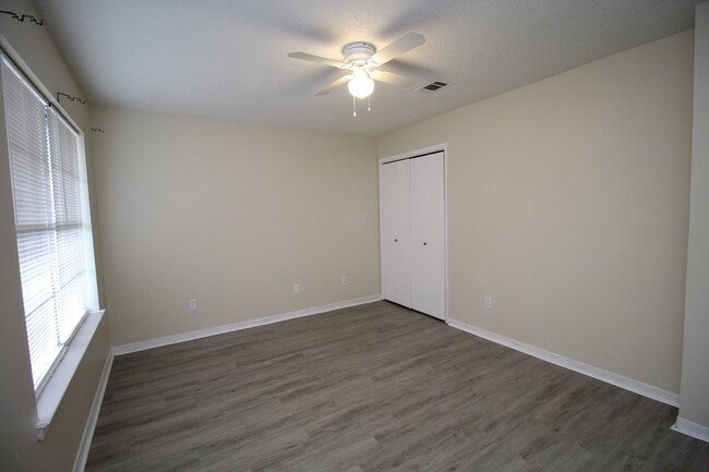 Building Photo - Upstairs 2BR/1BA Apartment Off 9 Mile Rd –...