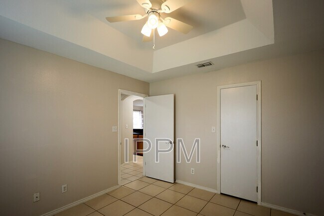 Building Photo - 101 S Taos Blvd
