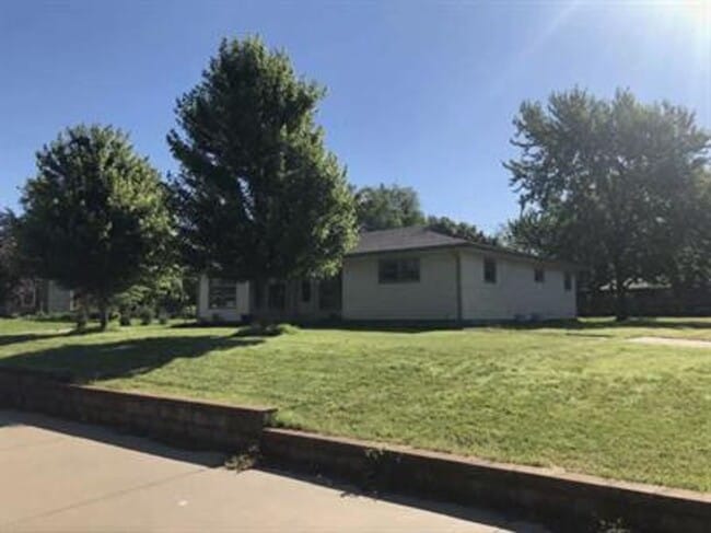 Building Photo - Large 5 bedroom 2 bath home in Derby