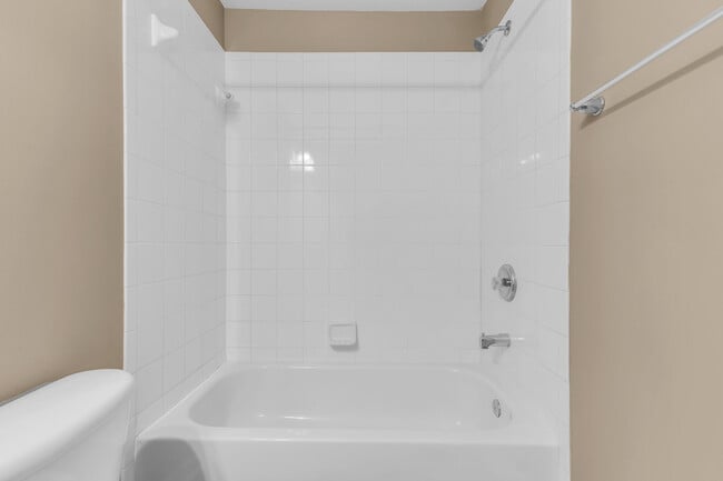 Building Photo - 553 Rosedale Ave