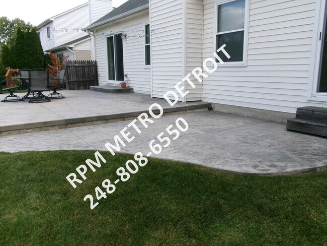 Building Photo - SPACIOUS HOME IN BROWNSTOWN