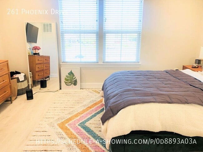 Building Photo - 261 Phoenix Dr