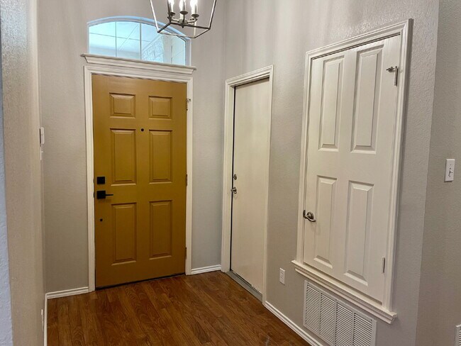 Building Photo - Charming 4-Bedroom Home in South Austin’s ...