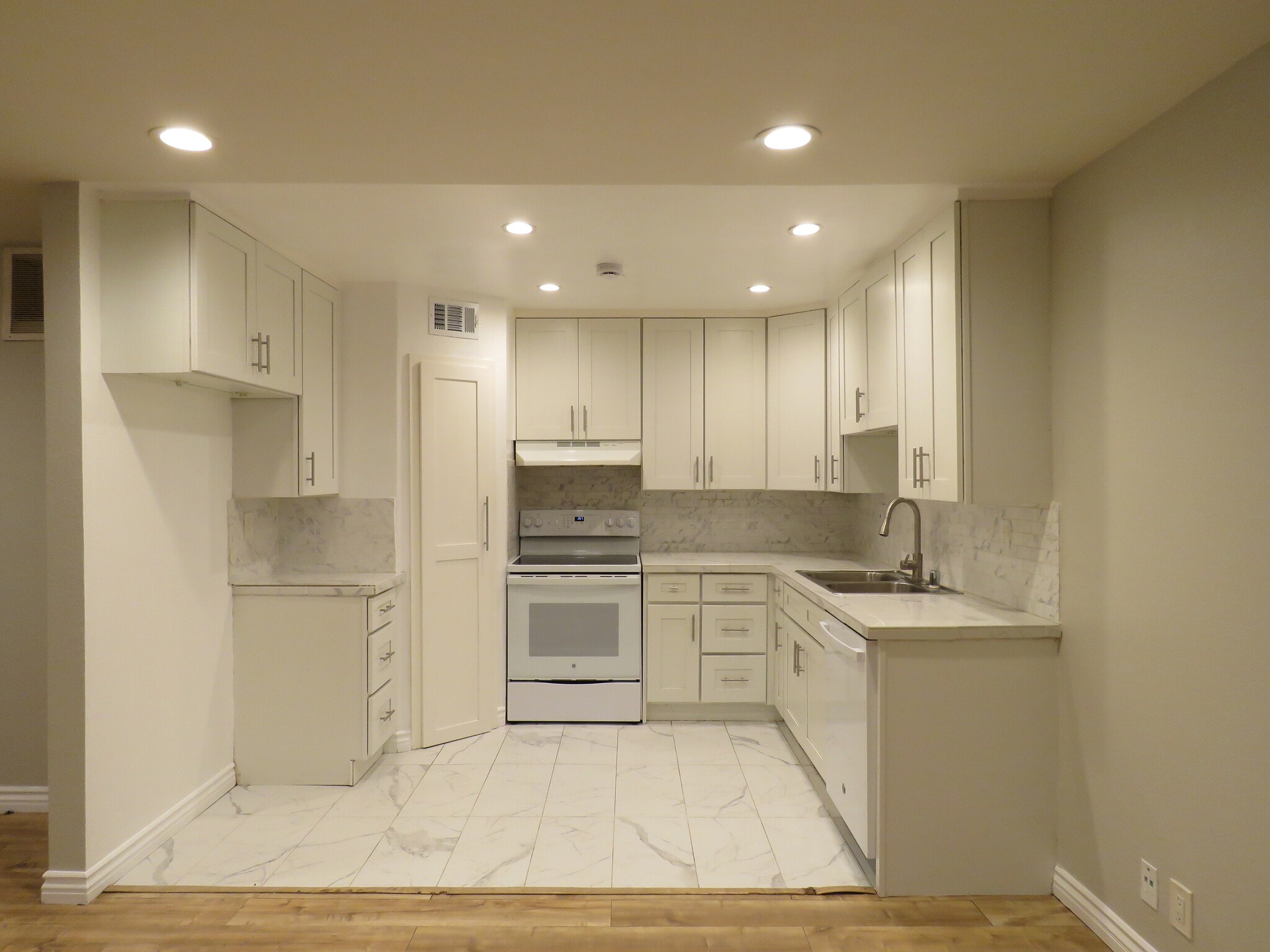 Building Photo - 18547 Collins St