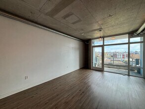 Building Photo - Gorgeous Studio W/ W/D, A/C, Balcony, Rooftop Deck, Gym, Jacuzzi with City views!!
