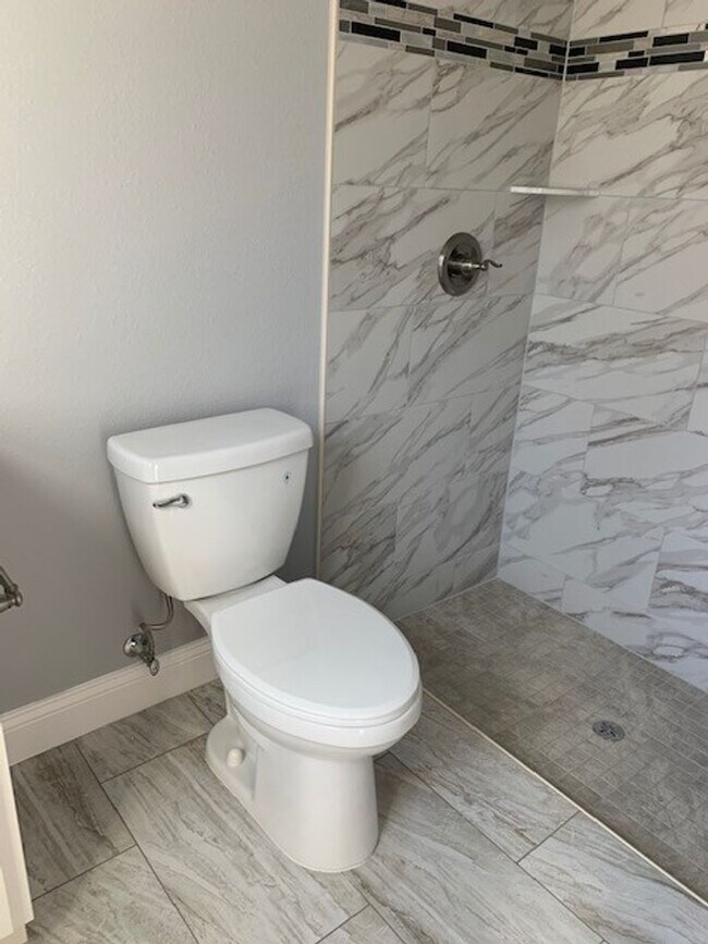 Building Photo - 8 Llosee Ct