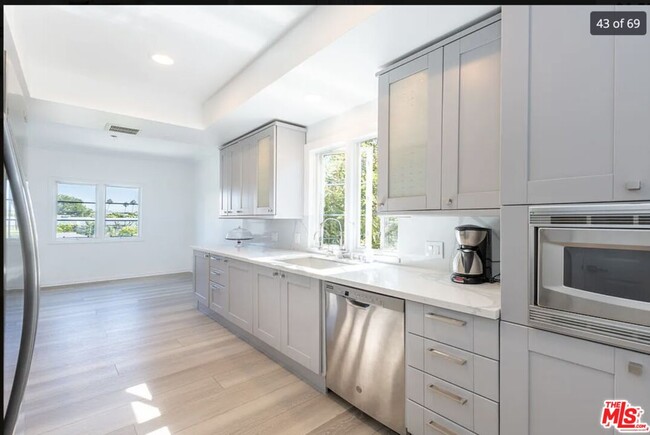 Building Photo - 405 N Palm Dr
