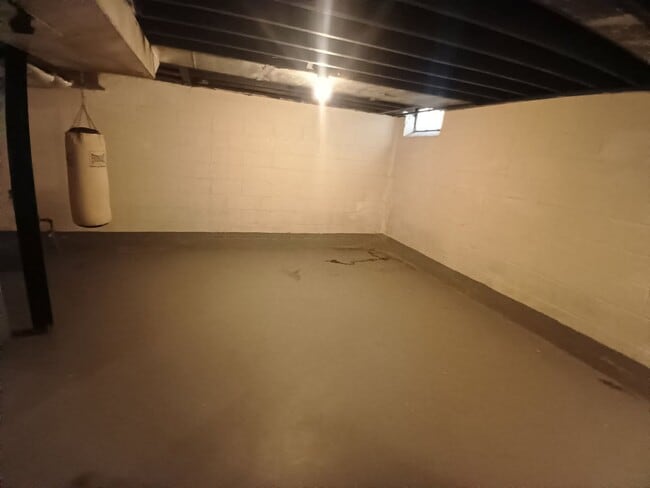 Building Photo - 3 Bedroom Colonial