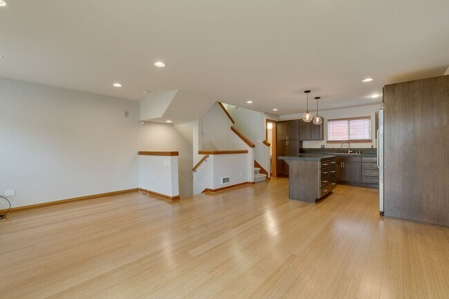 Building Photo - Bright, Modern 3 bed 2.5 Bath Townhome in ...