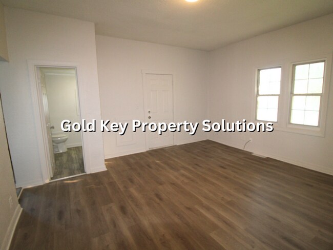 Building Photo - Updated 2 BR 1 BA House with Huge Kitchen and Garage (SECTION 8 APPROVED)