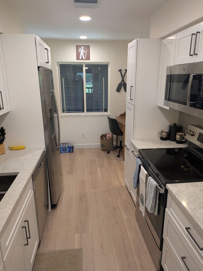 Building Photo - SEASONAL/SHORT TERM TURNKEY condo