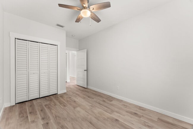 Building Photo - 2566 Oak St